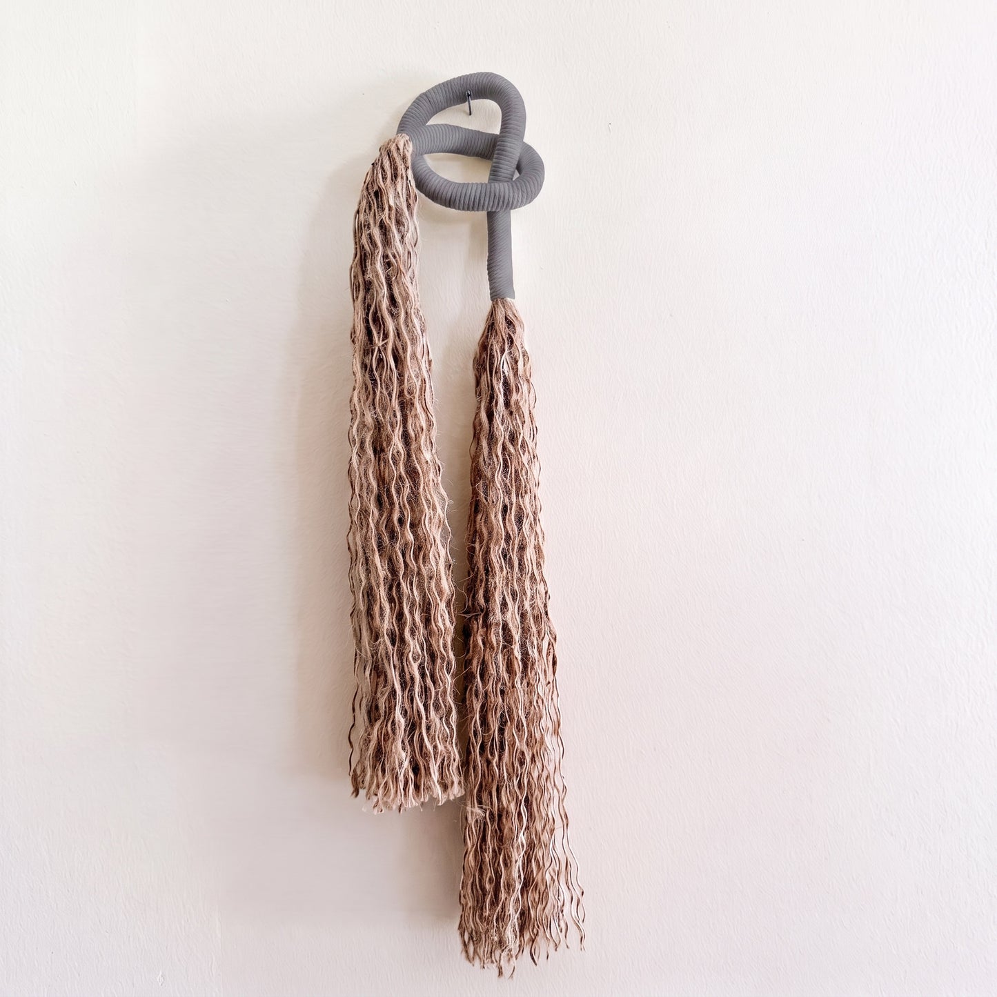 Minimalist Overhand Knot Macrame Wall Hanging – Textured Fiber Art Dark Grey