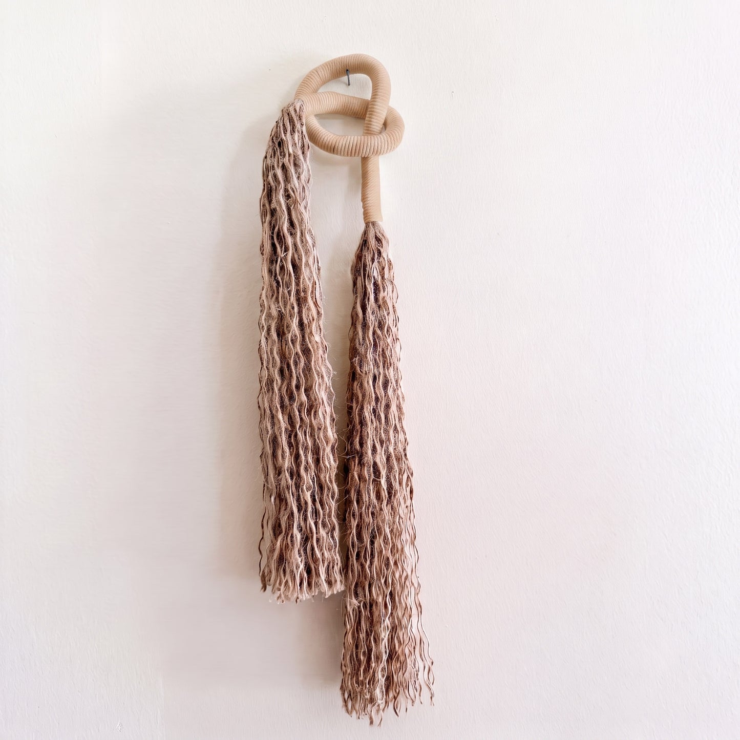 Minimalist Overhand Knot Macrame Wall Hanging – Textured Fiber Art Latte