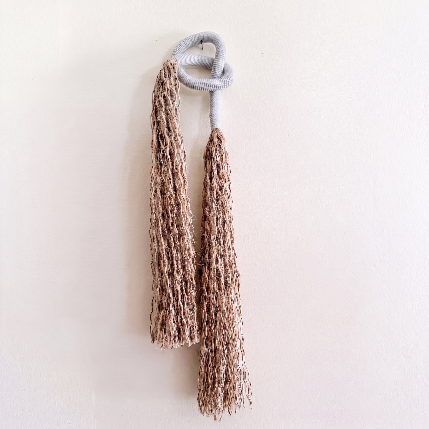 Minimalist Overhand Knot Macrame Wall Hanging – Textured Fiber Art Light Gray