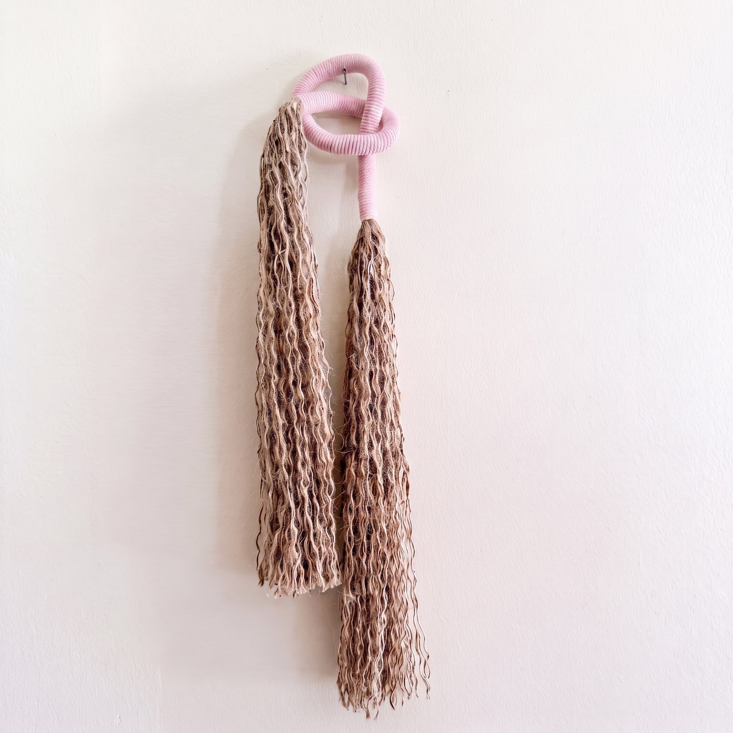Minimalist Overhand Knot Macrame Wall Hanging – Textured Fiber Art Pale Pink