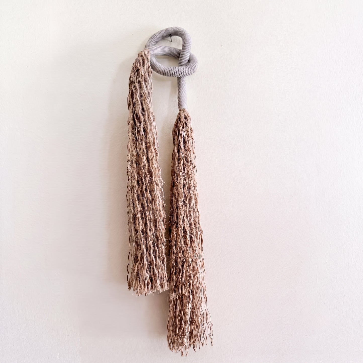 Minimalist Overhand Knot Macrame Wall Hanging – Textured Fiber Art Stone Gray